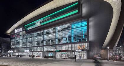 Rare East Side-2 min walk to UWM-Garage-Lake Mich