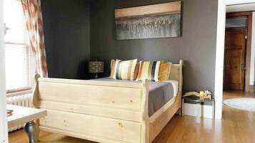 3 bedrooms, desk, iron/ironing board, travel crib