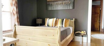 Rare East Side-2 min walk to UWM-Garage-Lake Mich