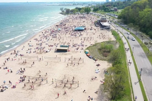 Rare East Side-2 min walk to UWM-Garage-Lake Mich