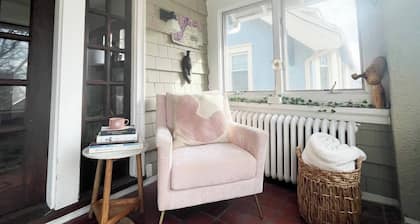 Rare East Side-2 min walk to UWM-Garage-Lake Mich