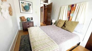 3 bedrooms, desk, iron/ironing board, travel crib