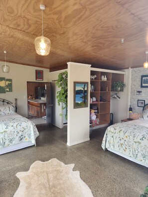 1 bedroom, free WiFi, bed sheets - Starlight Valley - where the Earth reaches up to kiss the sky. (Waharoa)