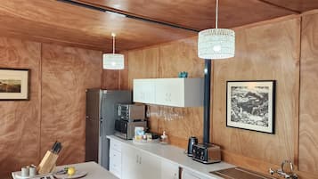 Kühlschrank, Mikrowelle, Herdplatte, Geschirrspüler