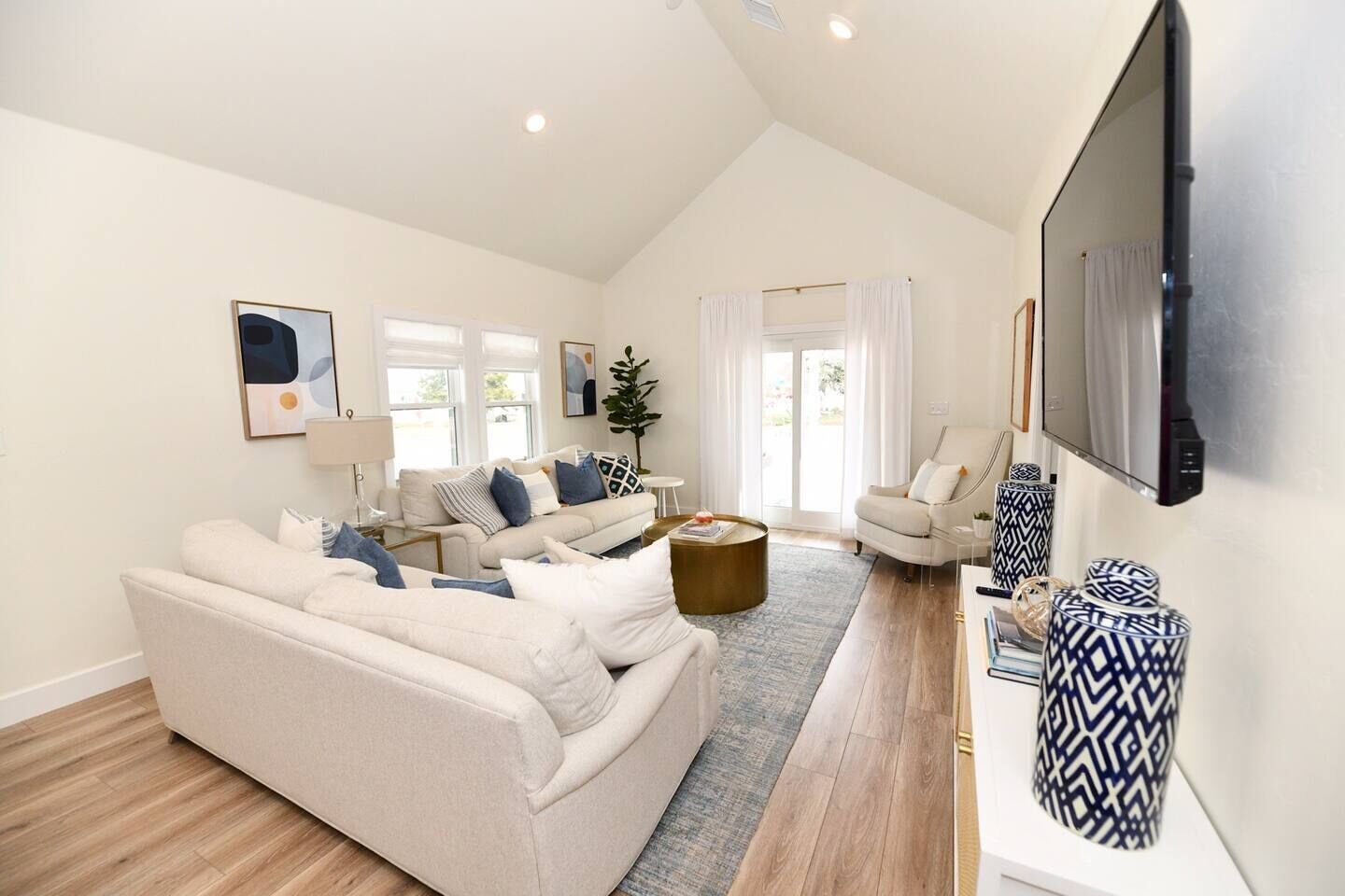 A Modern luxury oasis on the plaza