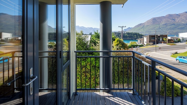 A balcony with a view of mountains and a lake. - Prime Location | 3 bedroom home | Unlimited WIFI (Queenstown)