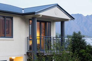 Exterior - Prime Location | 3 bedroom home | Unlimited WIFI (Queenstown)