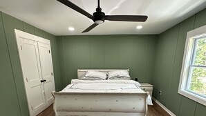 2 bedrooms, iron/ironing board, free WiFi, bed sheets - Updated home with water access and boat lift. (Fairhope)
