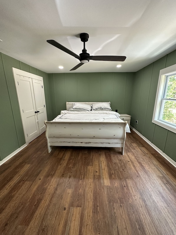 2 bedrooms, iron/ironing board, free WiFi, bed sheets