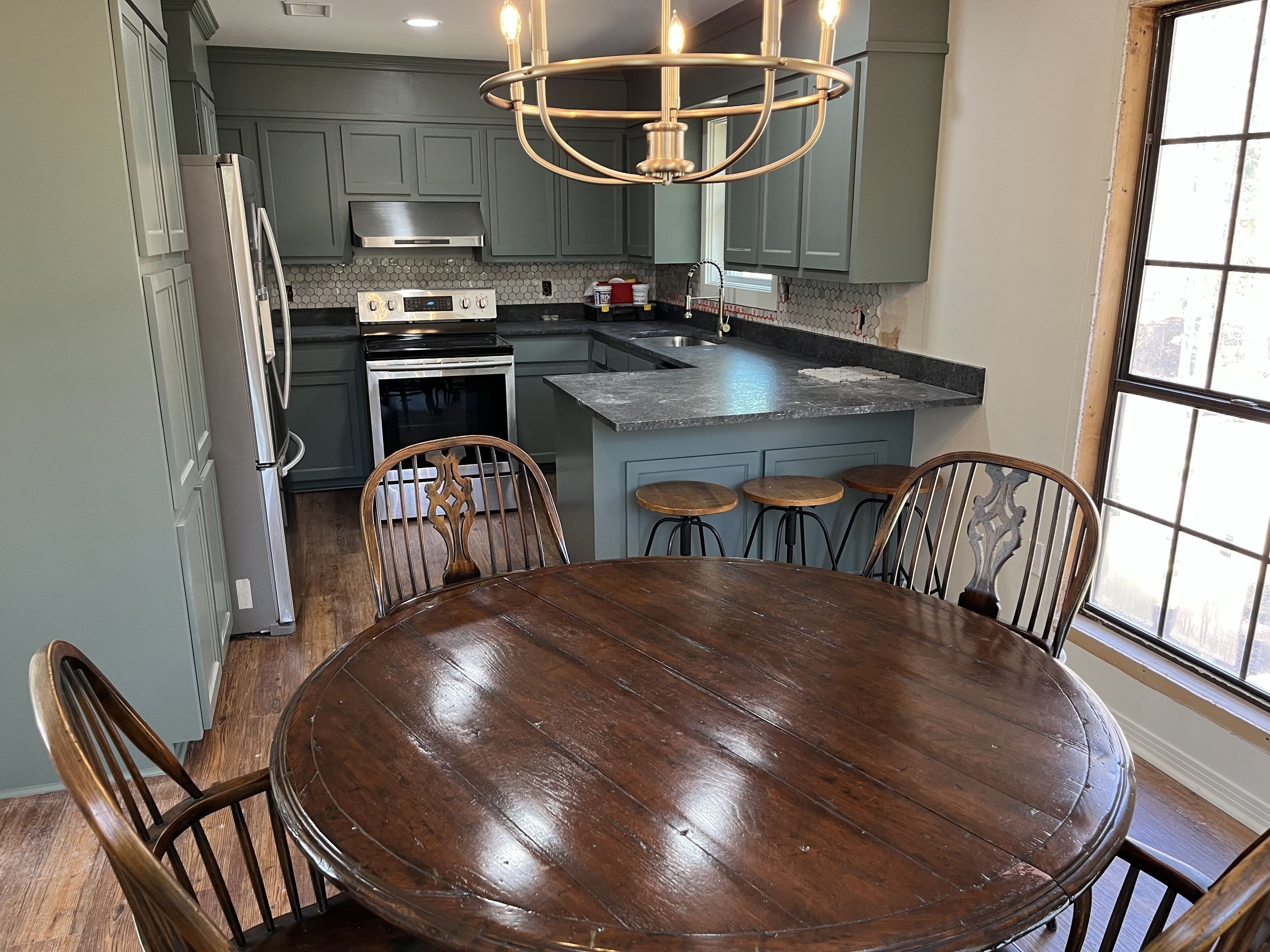 Réfrigérateur, four à micro-ondes, un four, surface de cuisson