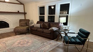 Smart TV, fireplace, stereo - Updated home with water access and boat lift. (Fairhope)