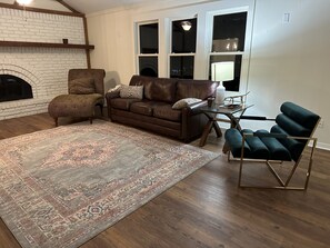 Smart TV, fireplace, stereo - Updated home with water access and boat lift. (Fairhope)