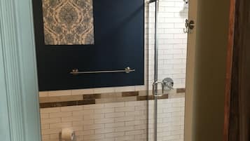 Premier eenpersoonskamer | Badkamer | Een douche, een regendouche, gratis toiletartikelen, een haardroger