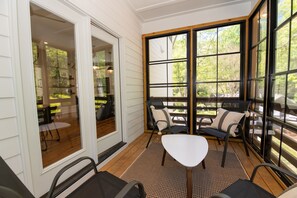 Terrace/patio - 2 Kings, 2 Queens, 3.5 baths, Bonus Room - 2 mins from PNC Arena & Carter-Finley (Raleigh)