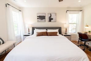 4 bedrooms, desk, iron/ironing board, free WiFi - 2 Kings, 2 Queens, 3.5 baths, Bonus Room - 2 mins from PNC Arena & Carter-Finley (Raleigh)