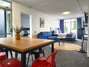 Espacio para trabajar con laptop, cunas gratuitas y wifi gratis