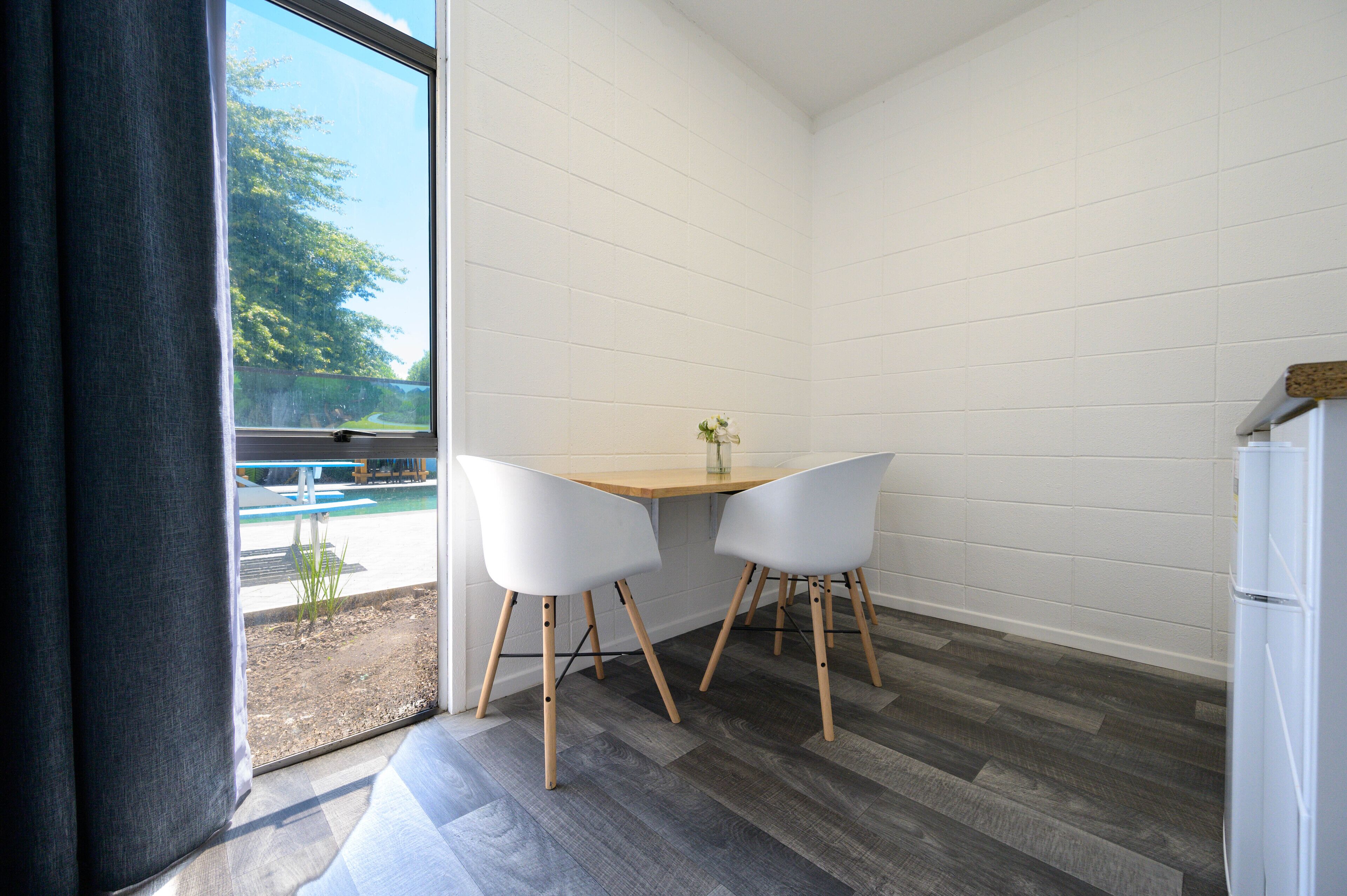 Pool Access Queen + 1 Single with Kitchenette &amp; Ensuite bathroom | Private kitchenette