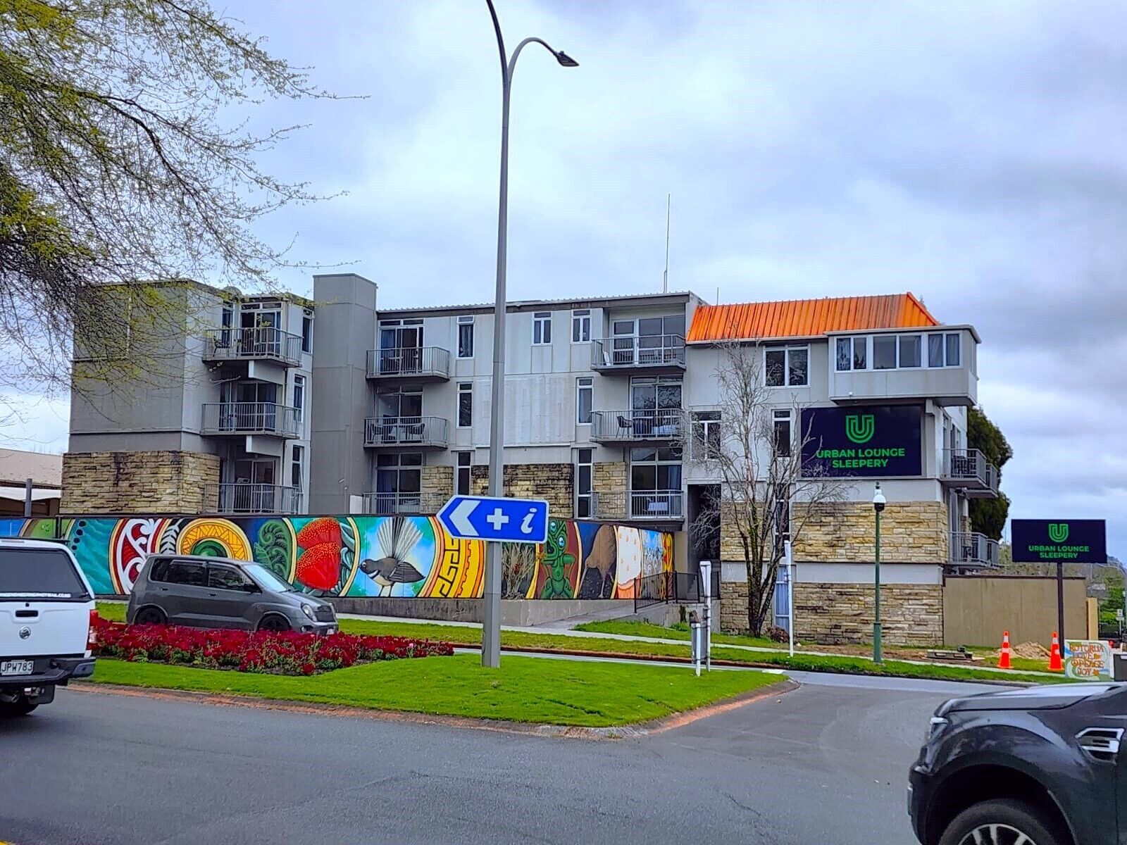 Un immeuble à plusieurs étages, sur lequel on peut voir une enseigne indiquant « Urban Lounge Sleepery ».
