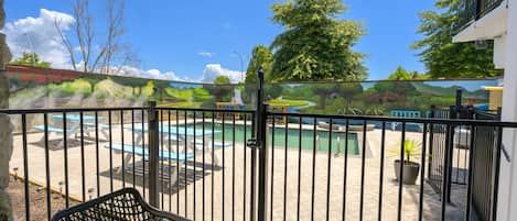 Pool Access Queen + 1 Single with Kitchenette & Ensuite bathroom | Terrace/patio