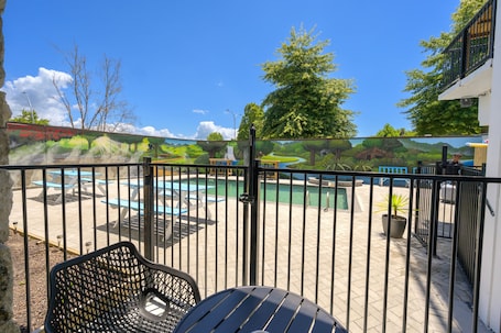 Pool Access Queen + 1 Single with Kitchenette & Ensuite bathroom | Terrace/patio