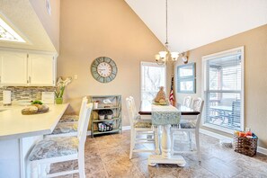 Dining - New! Deep Cove with Kayaks-Paddle Board-Fire Pit (Rocky Mount)