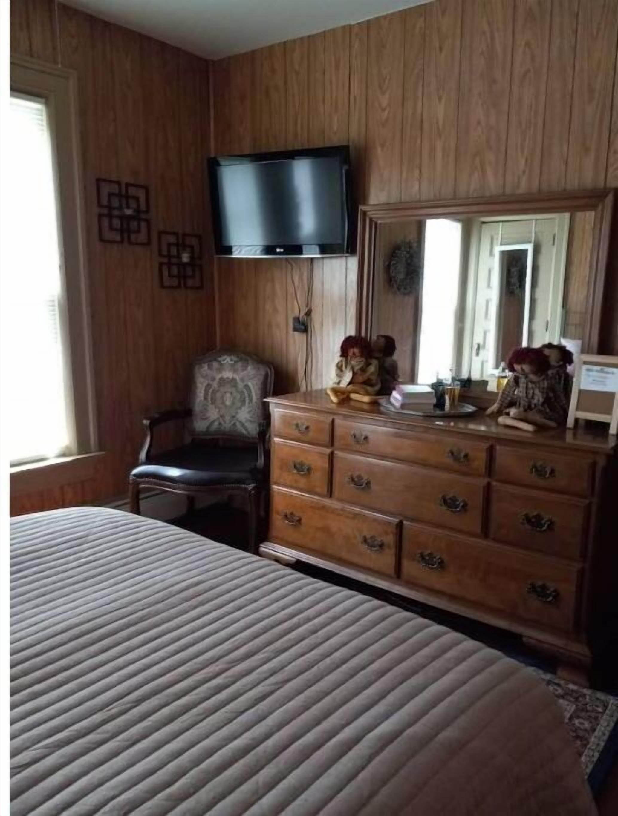 Barry Street Historical Home - The Entire Home