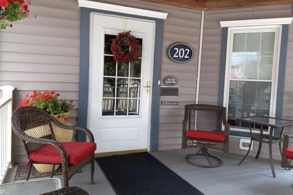 Barry Street Historical Home - The Entire Home