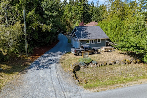  2 Bedroom Suite @ Shawnigan Suite Bed and Breakfast