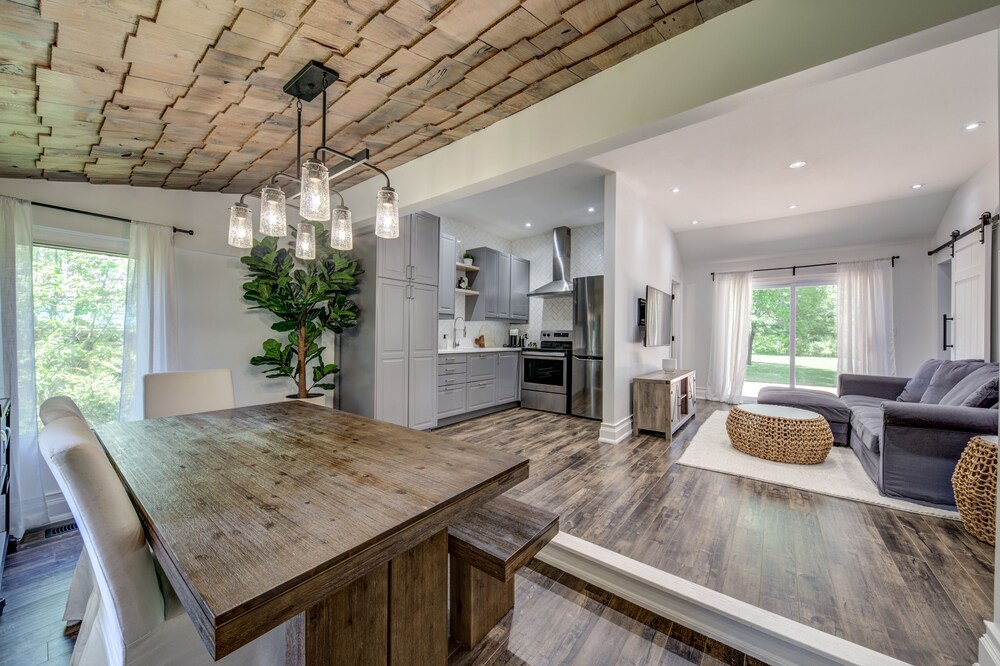 Lakeside Escape 3-Bedroom Bungalow with a Hot Tub