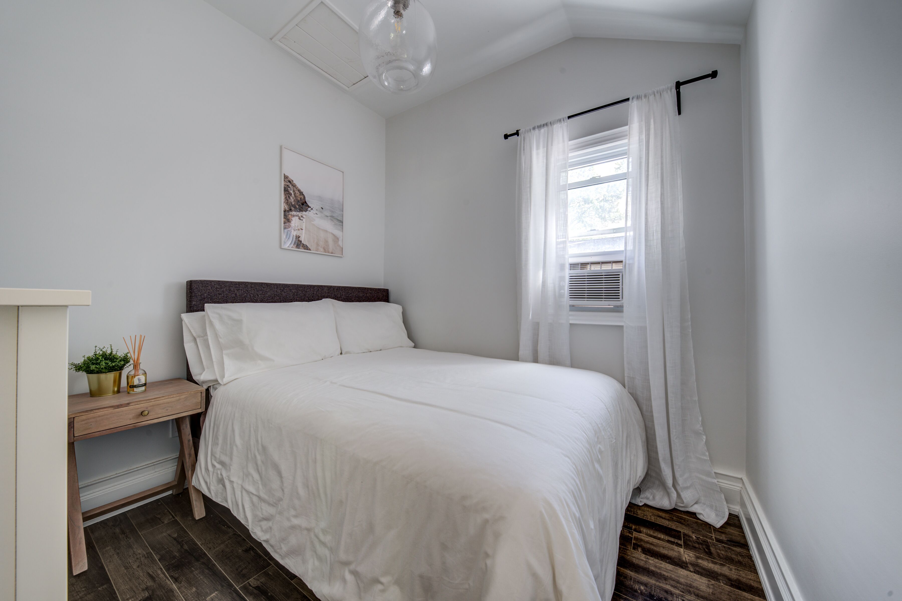 Lakeside Escape 3-Bedroom Bungalow with a Hot Tub