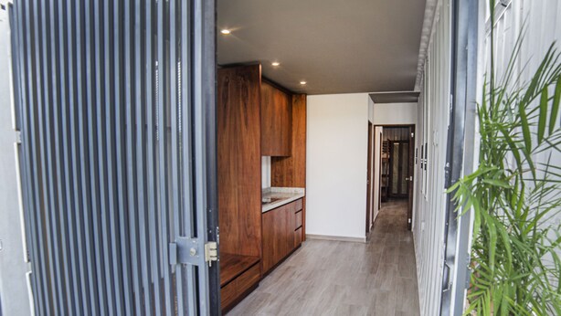 Una cocina moderna con armarios de madera y encimera gris.