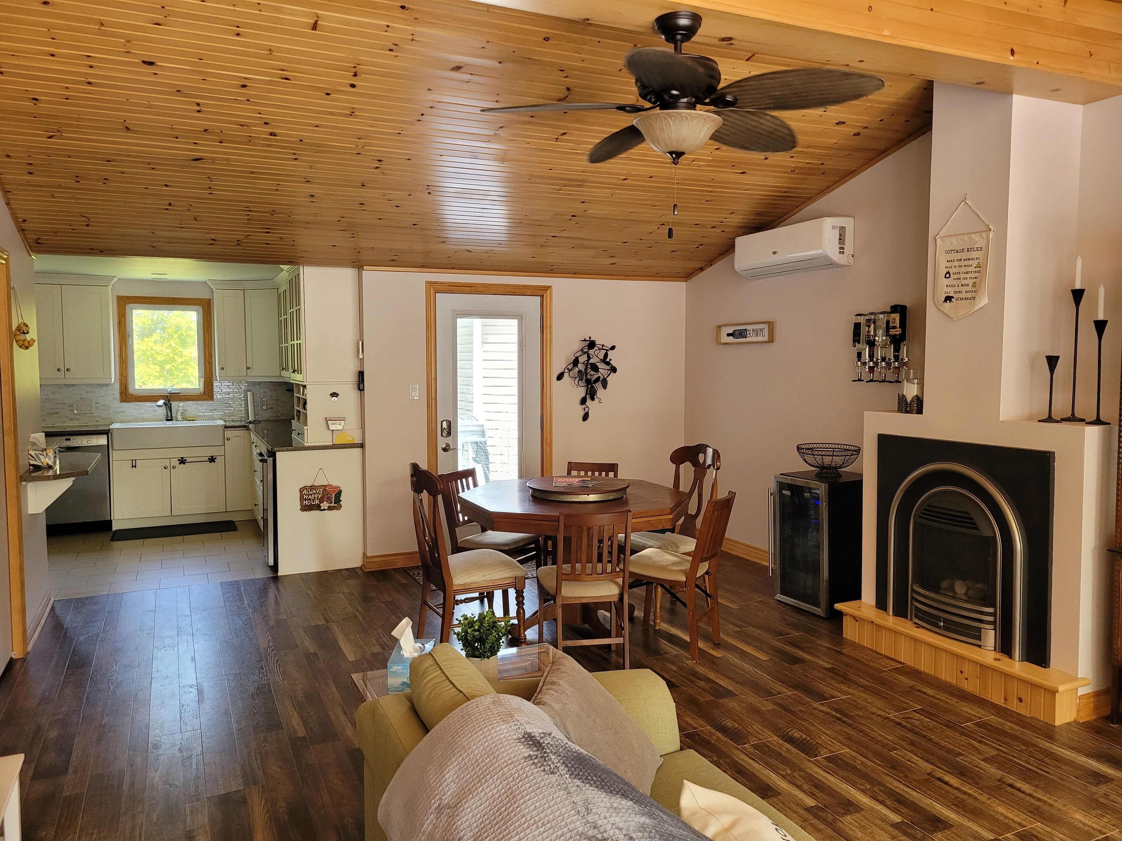 There's no place like the cottage! Beautiful cozy cottage, minutes from beach