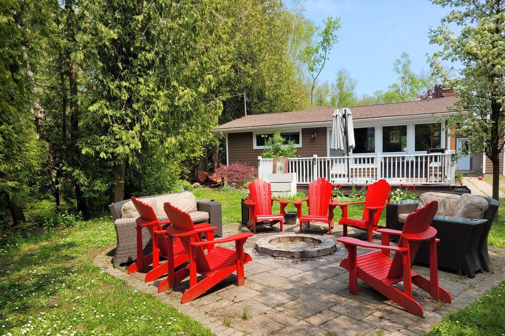 There's no place like the cottage! Beautiful cozy cottage, minutes from beach
