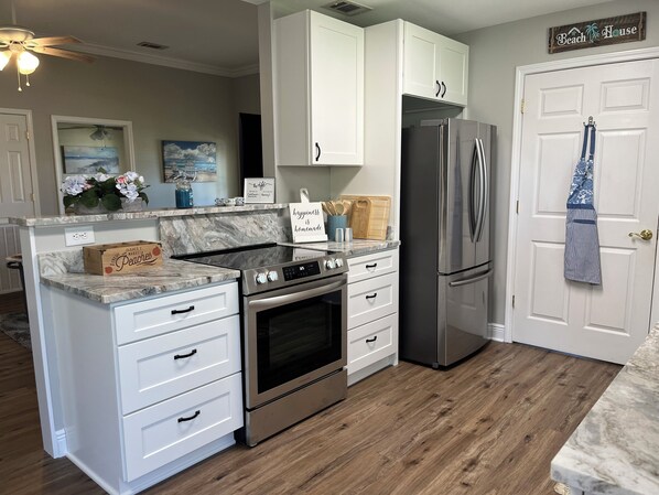 Kjøleskap, mikrobølgeovn, ovn og kokeplater