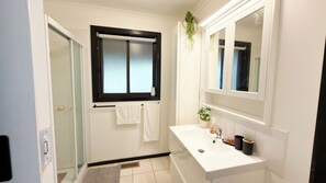 Dusche, Haartrockner, Handtücher, Seife