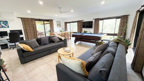 A living room with a sofa, a pool table, a dining area, and a TV. - Don Vally Get Away (Don Valley)