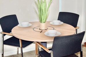 Apartment, 1 Queen Bed | Dining