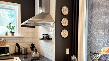 KĂŒhlschrank, Mikrowelle, Ofen, Herdplatte