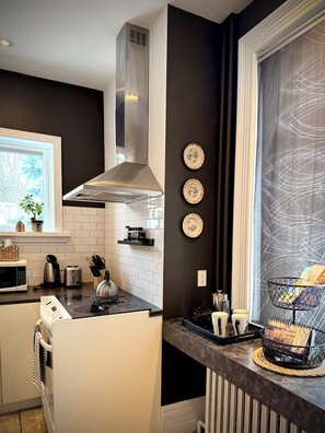 Een koelkast, een magnetron, een oven, een kookplaat