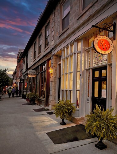 Victorian Apartment in the heart of Elora