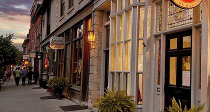 Victorian Apartment in the heart of Elora