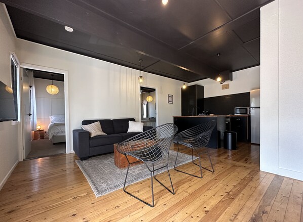 Smart TV - Inner City 2 Bedroom Apartment #1 (Toowoomba City)