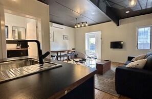 Smart TV - Inner City 2 Bedroom Apartment #1 (Toowoomba City)