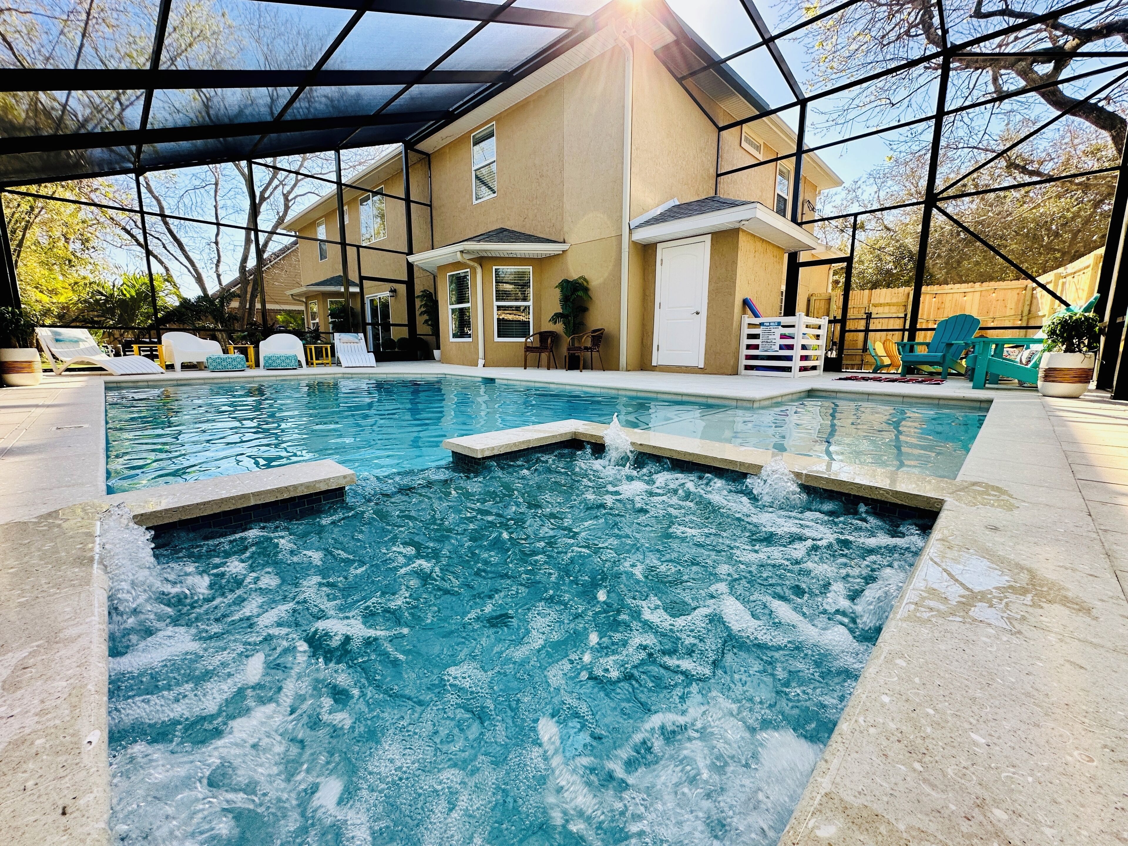 Una piscina con una casa sullo sfondo.