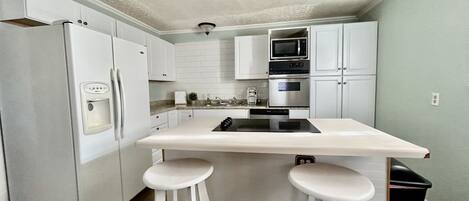 Réfrigérateur, micro-ondes, four, plaque de cuisson