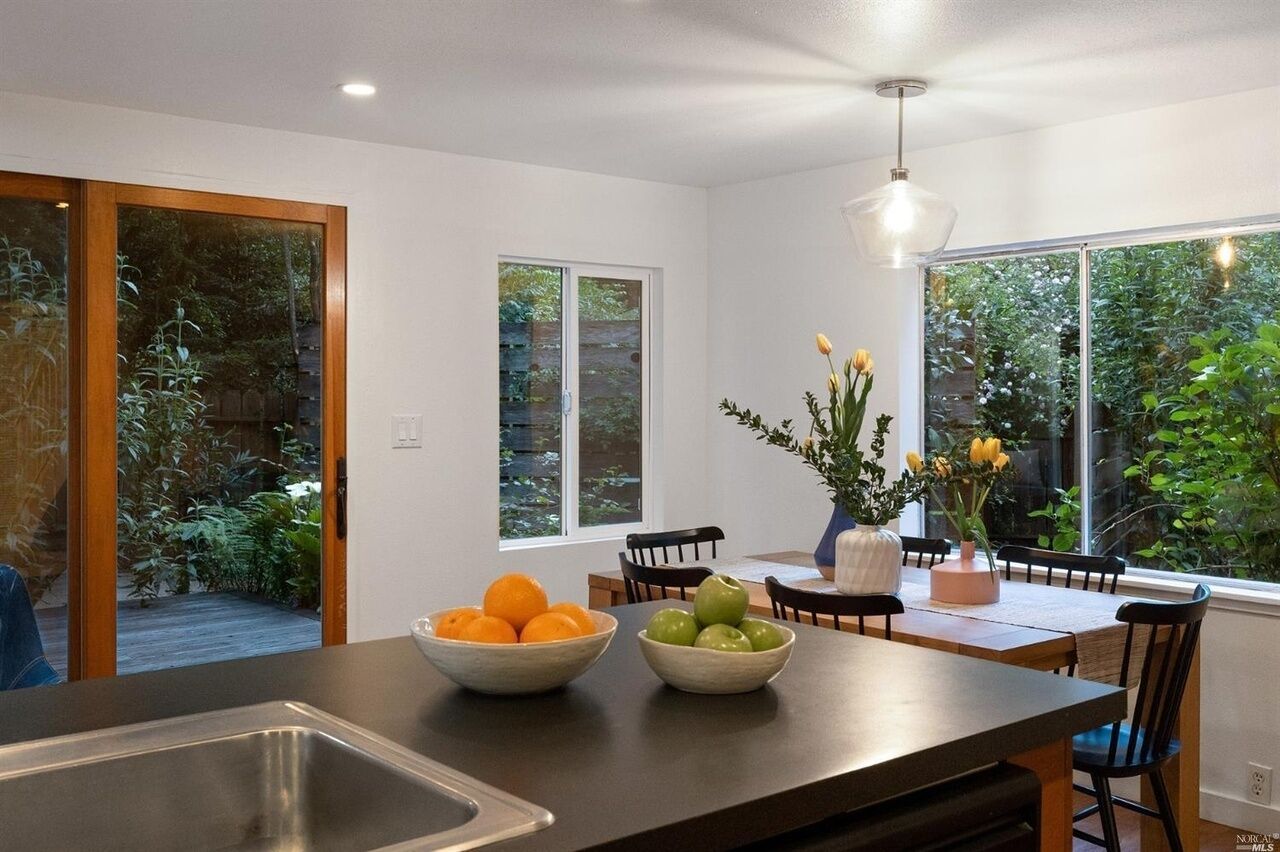 The Barn: Secret Garden in the redwoods, hot tub, walk to river