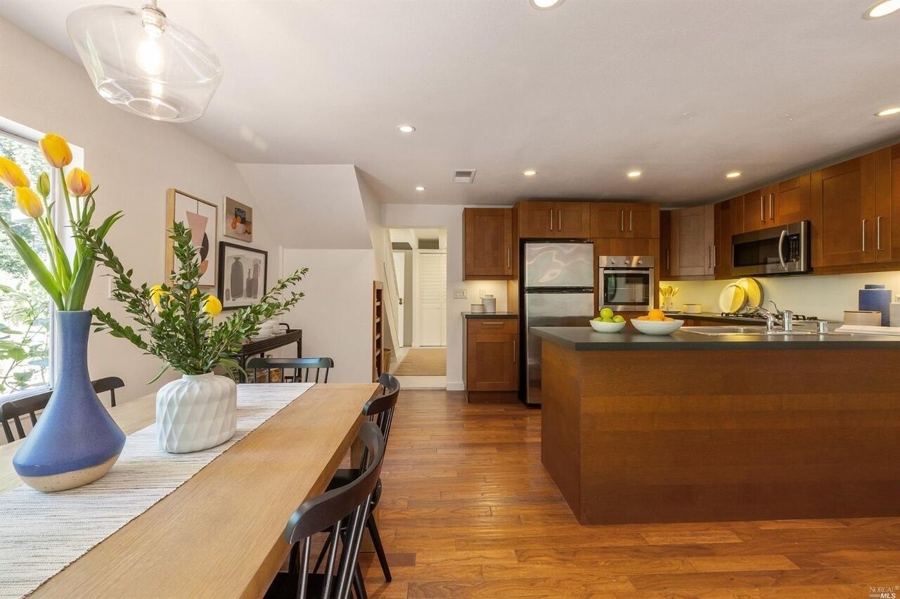 The Barn: Secret Garden in the redwoods, hot tub, walk to river