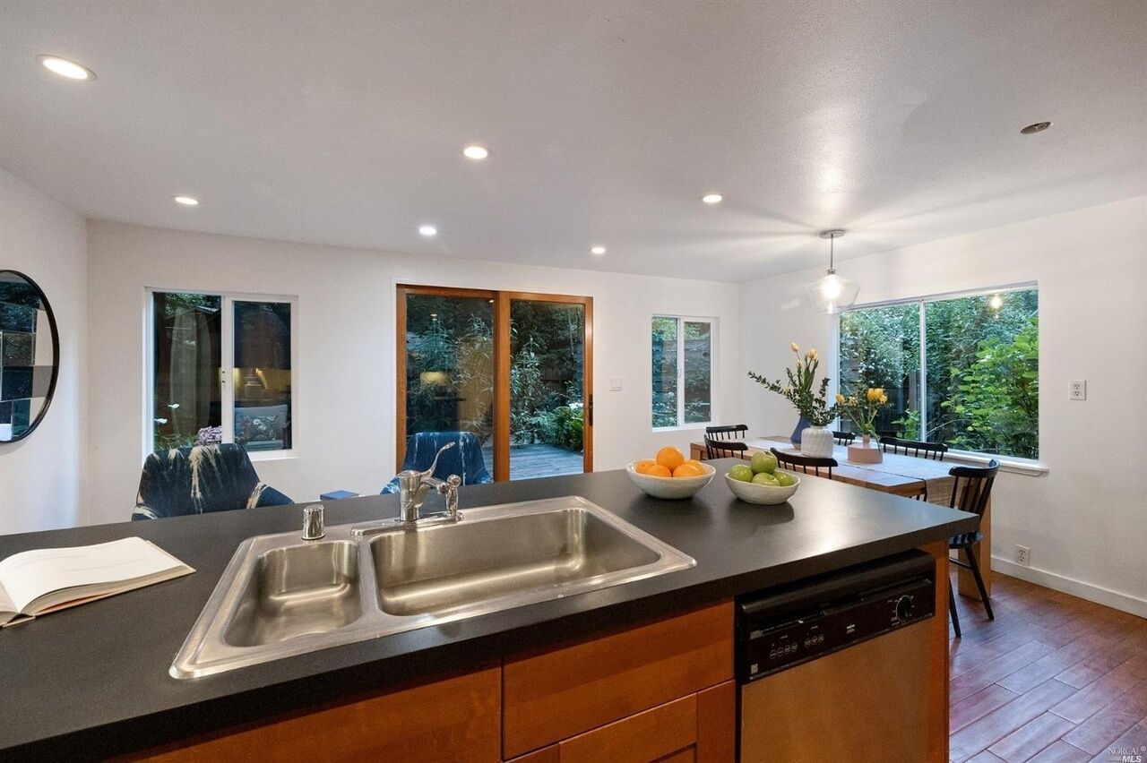 The Barn: Secret Garden in the redwoods, hot tub, walk to river