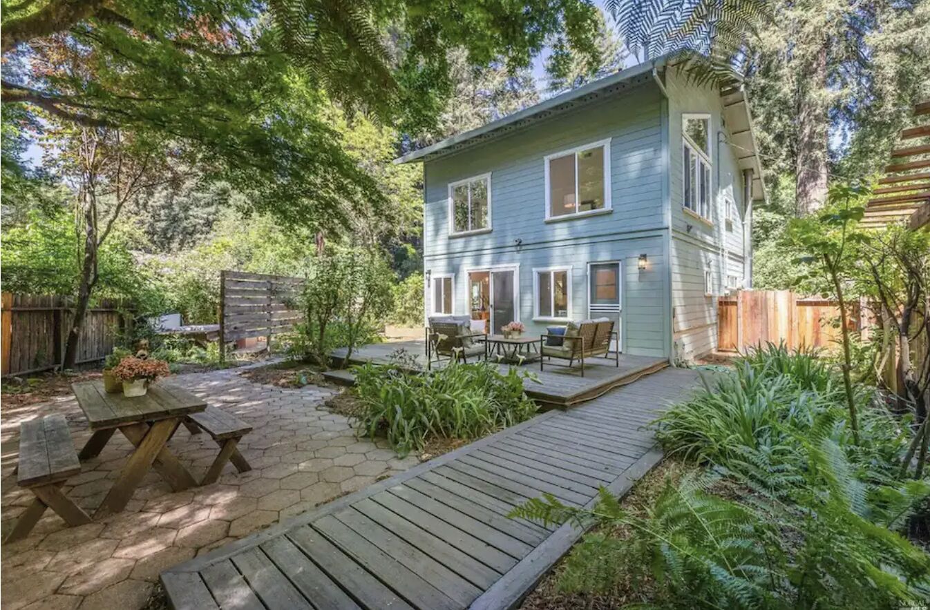 The Barn: Secret Garden in the redwoods, hot tub, walk to river