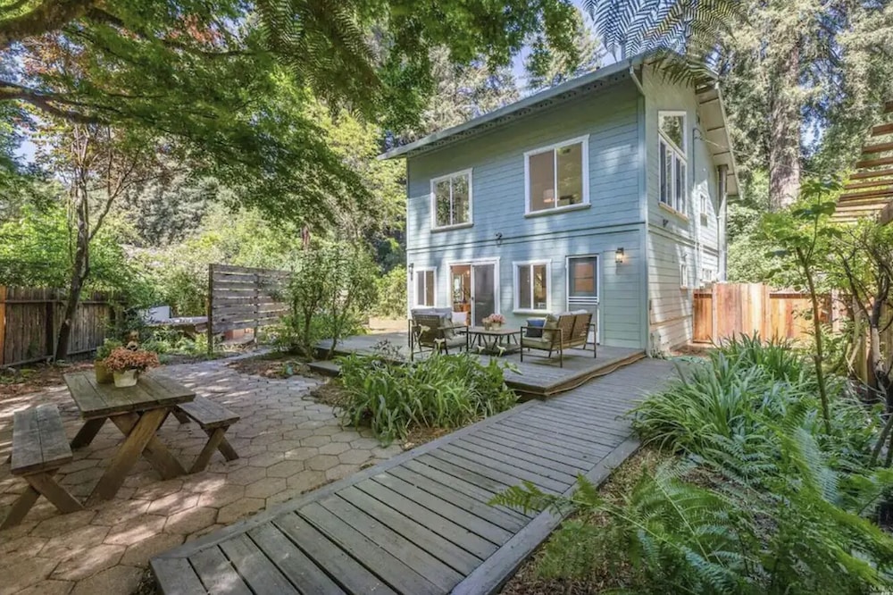 The Barn: Secret Garden in the redwoods, hot tub, walk to river